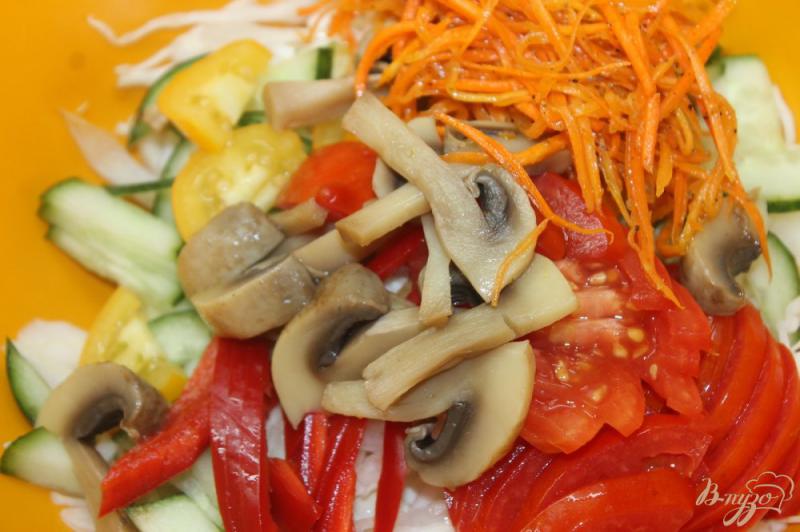 Фото приготовление рецепта: Капустный салат с маринованными грибами шаг №5