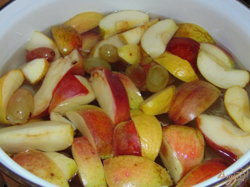 Фото приготовление рецепта: Яблочно-виноградный компот шаг №3