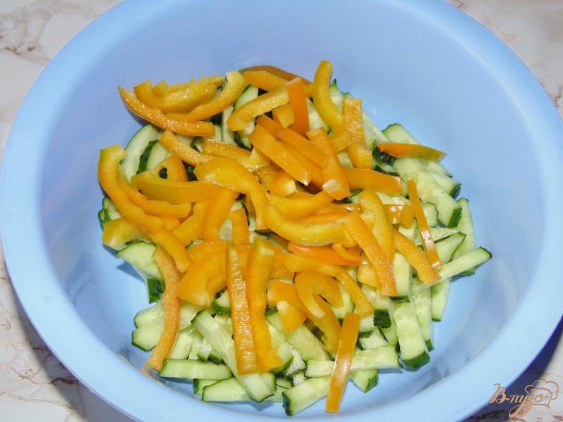 Фото приготовление рецепта: Огуречный салат с перцем шаг №2