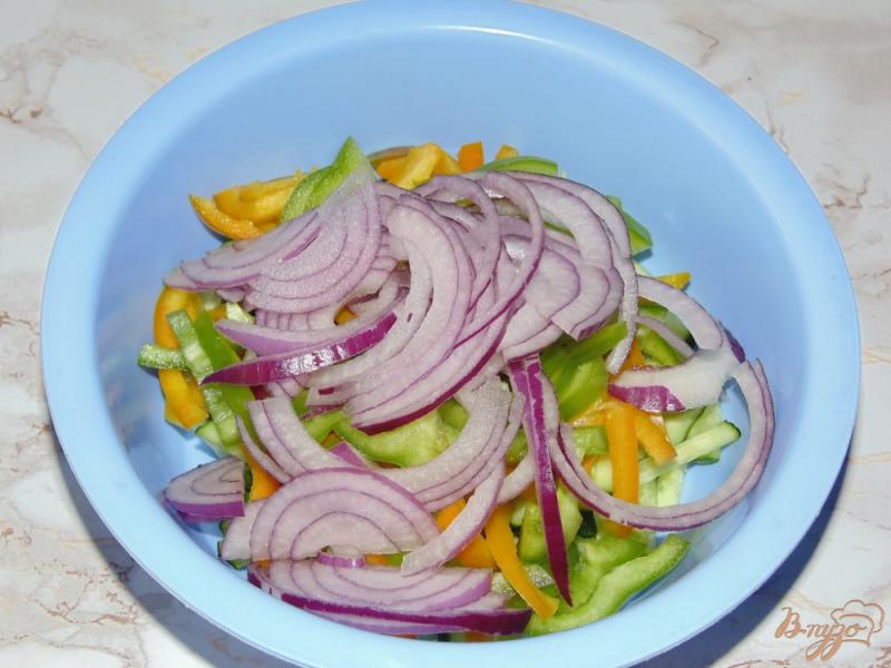 Фото приготовление рецепта: Огуречный салат с перцем шаг №4