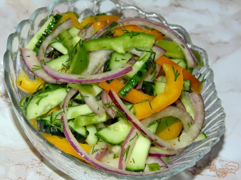 Фото приготовление рецепта: Огуречный салат с перцем шаг №5