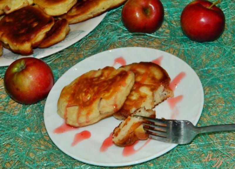 Фото приготовление рецепта: Оладьи с яблоками шаг №4