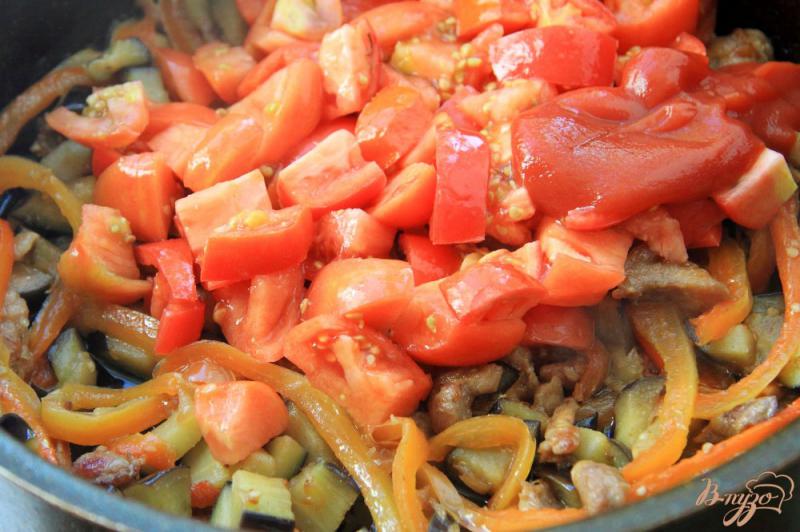 Фото приготовление рецепта: Спагетти с куриным филе и овощами шаг №6