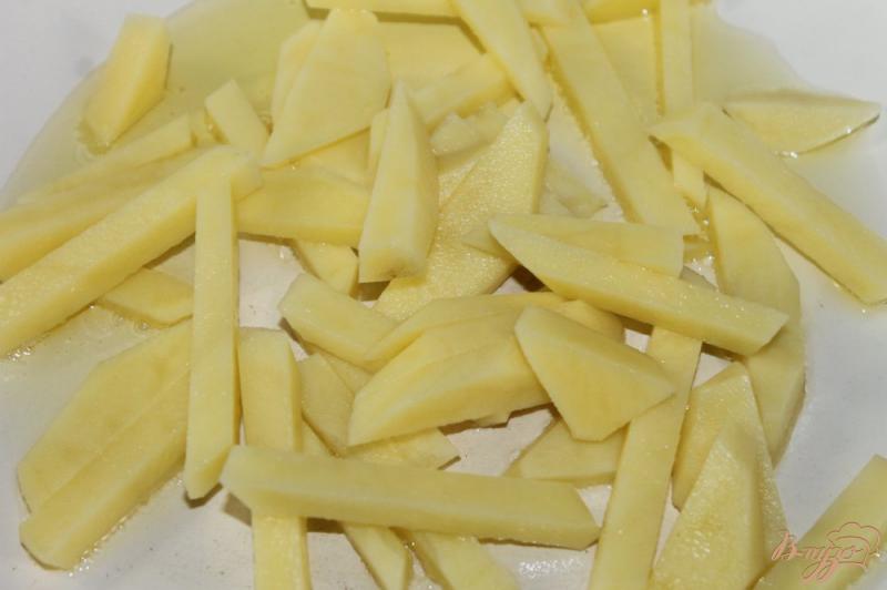 Фото приготовление рецепта: Картофель по - деревенски с баклажанами и свиными ушками шаг №2
