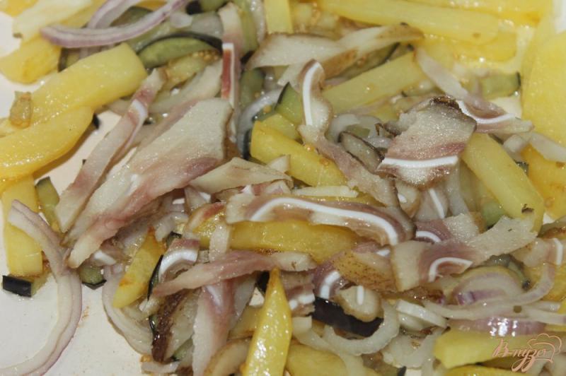Фото приготовление рецепта: Картофель по - деревенски с баклажанами и свиными ушками шаг №7