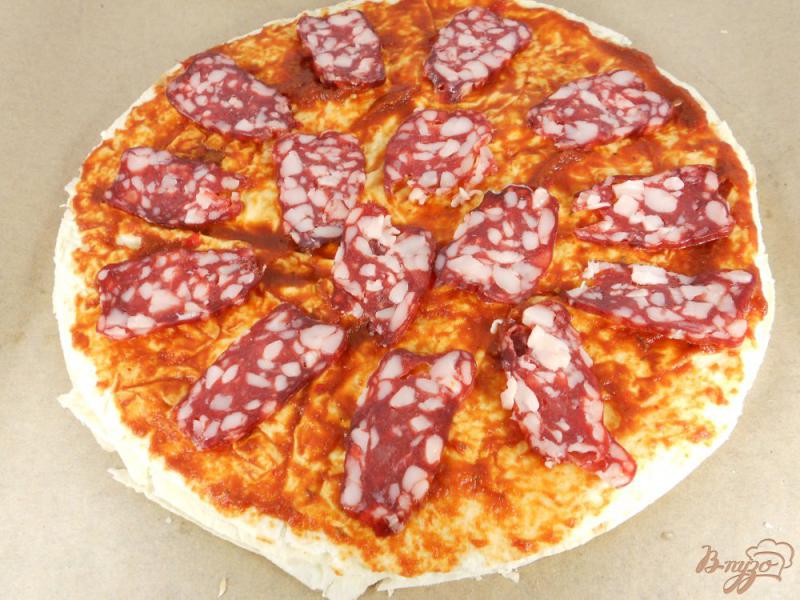 Фото приготовление рецепта: Пицца из лаваша с сыровяленой колбасой шаг №3