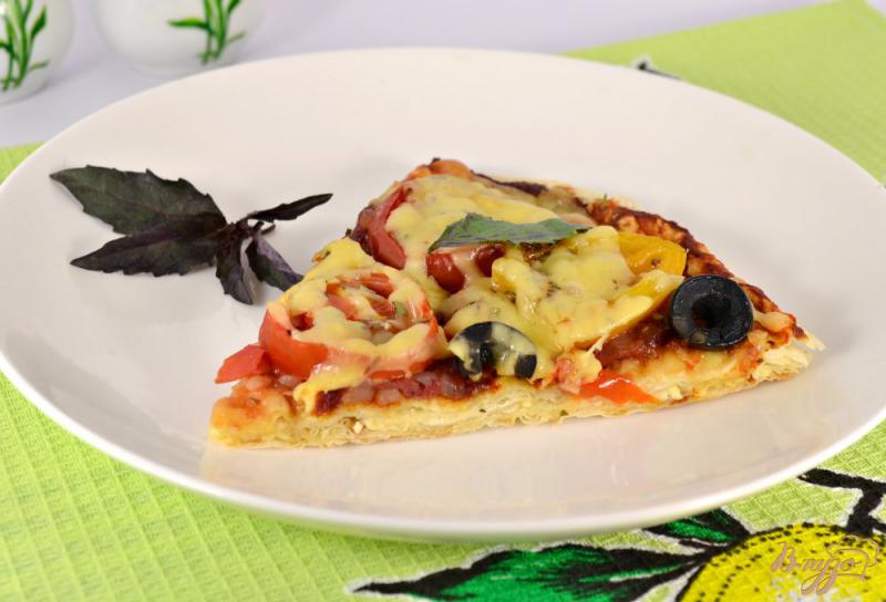 Фото приготовление рецепта: Пицца из лаваша с сыровяленой колбасой шаг №7