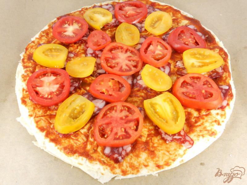 Фото приготовление рецепта: Пицца из лаваша с сыровяленой колбасой шаг №4