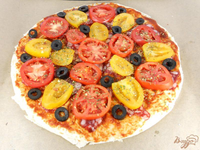 Фото приготовление рецепта: Пицца из лаваша с сыровяленой колбасой шаг №5