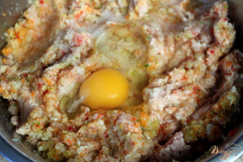 Фото приготовление рецепта: Куриные котлеты с кабачком и острым перцем шаг №3