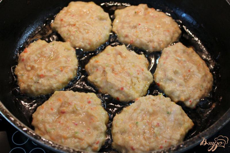Фото приготовление рецепта: Куриные котлеты с кабачком и острым перцем шаг №4