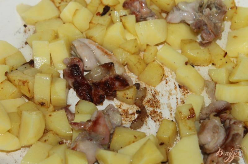 Фото приготовление рецепта: Жаренный картофель с маринованной курицей шаг №3