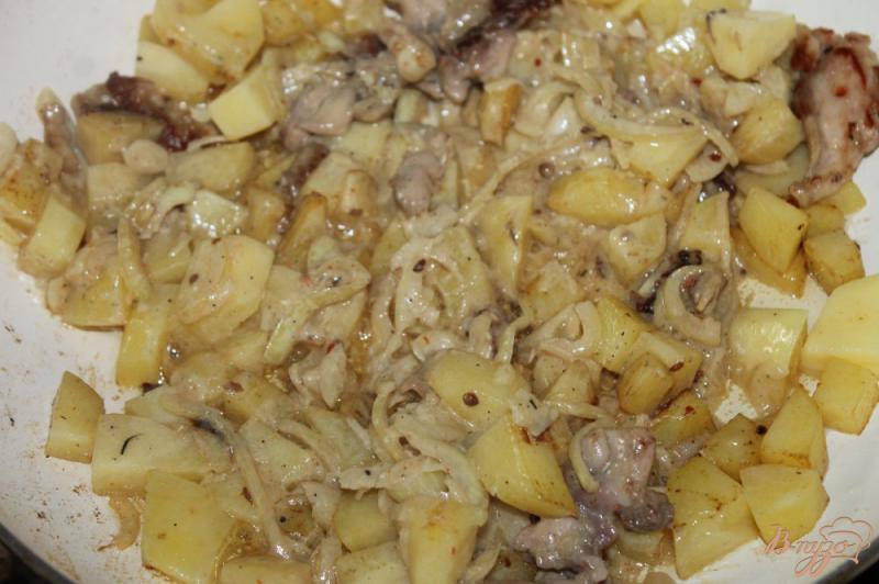 Фото приготовление рецепта: Жаренный картофель с маринованной курицей шаг №4