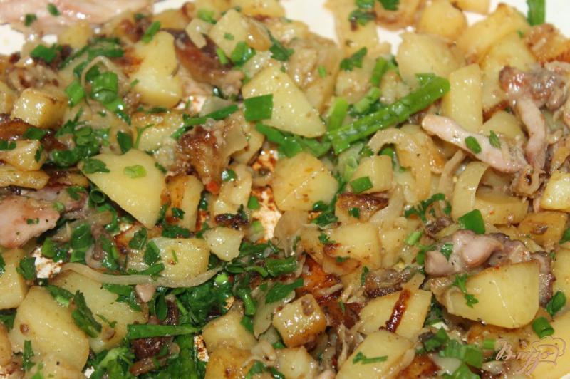 Фото приготовление рецепта: Жаренный картофель с маринованной курицей шаг №5
