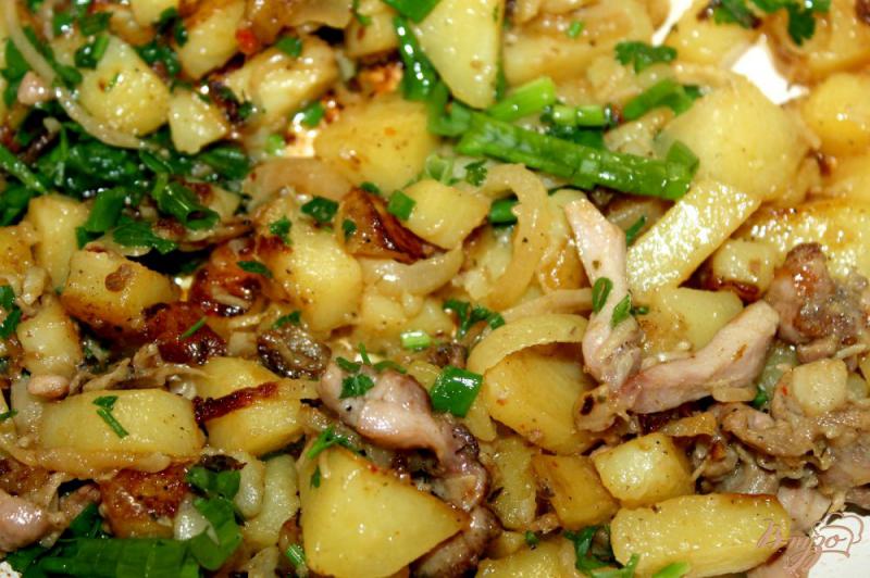 Фото приготовление рецепта: Жаренный картофель с маринованной курицей шаг №6