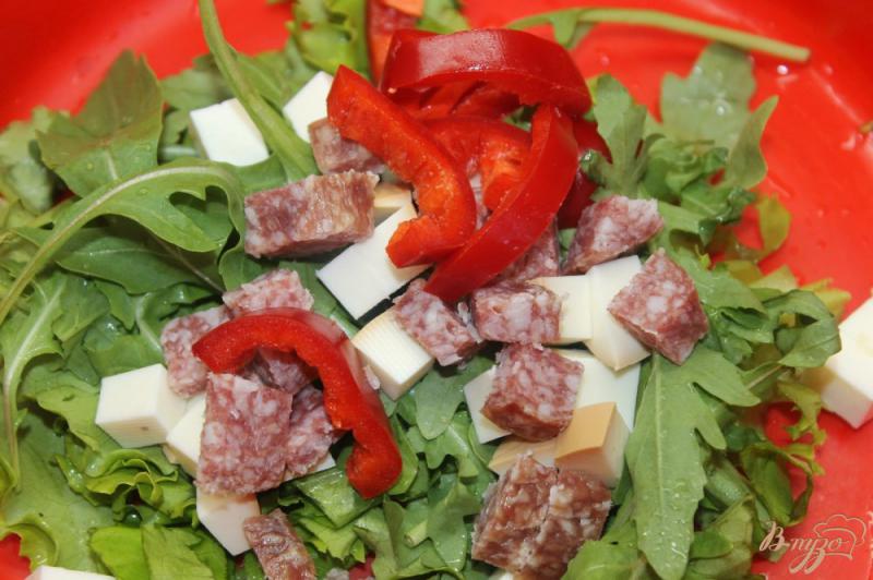 Фото приготовление рецепта: Сытный салат с зеленью, сыром и колбасой шаг №3