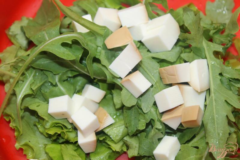 Фото приготовление рецепта: Сытный салат с зеленью, сыром и колбасой шаг №2