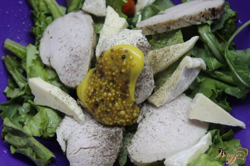 Фото приготовление рецепта: Салат с курицей, черри и сыром бри шаг №5