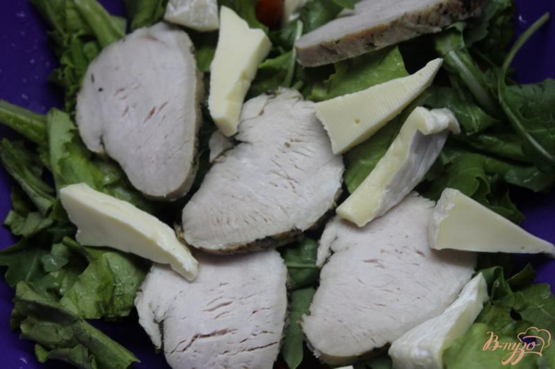 Фото приготовление рецепта: Салат с курицей, черри и сыром бри шаг №4