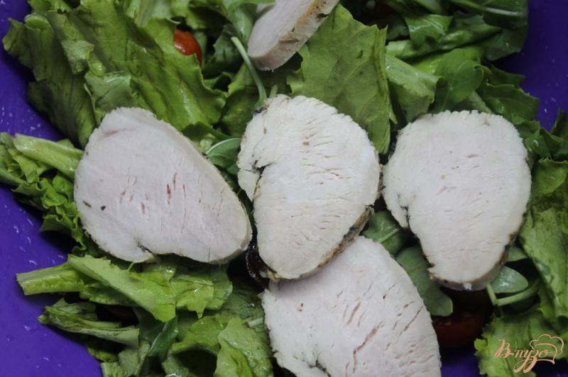 Фото приготовление рецепта: Салат с курицей, черри и сыром бри шаг №3