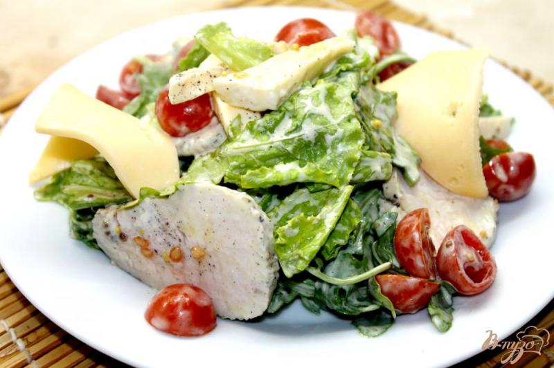 Фото приготовление рецепта: Салат с курицей, черри и сыром бри шаг №6