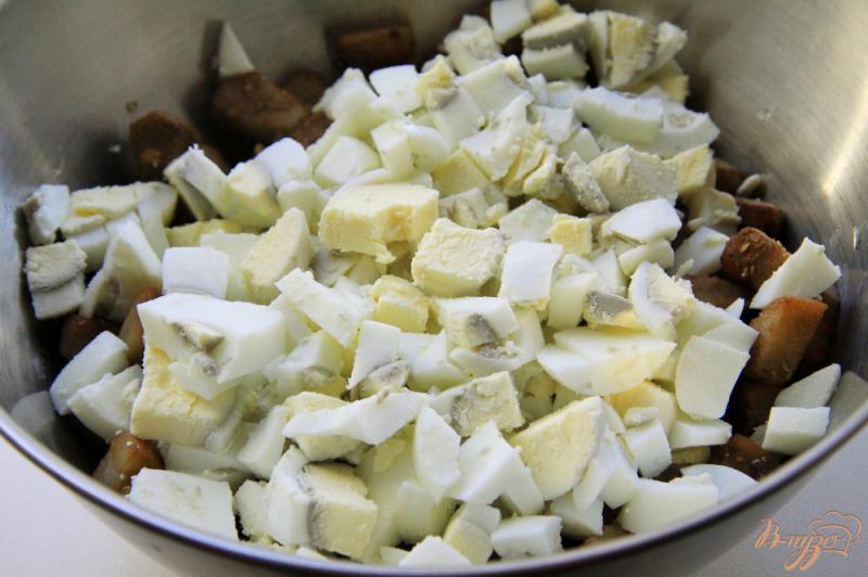 Фото приготовление рецепта: Салат с баклажанами, сыром и яйцами шаг №4