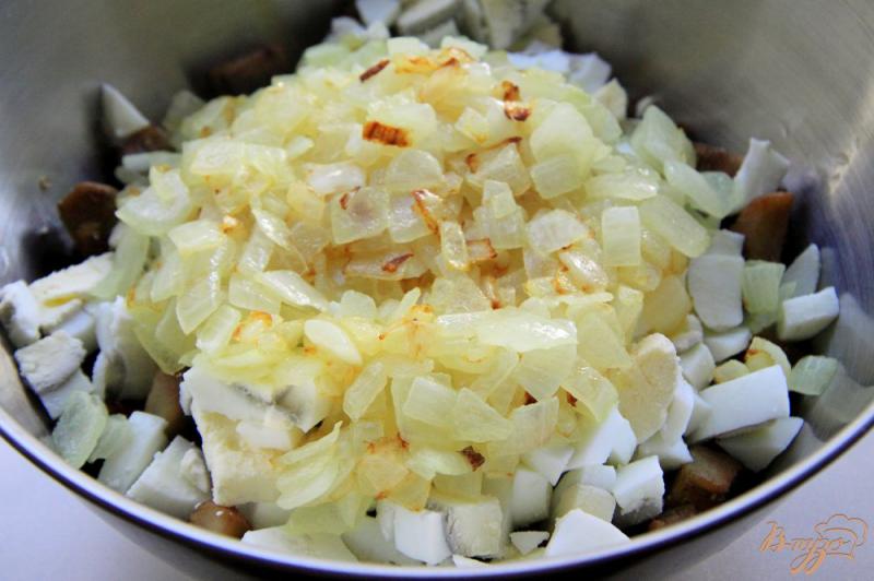Фото приготовление рецепта: Салат с баклажанами, сыром и яйцами шаг №5