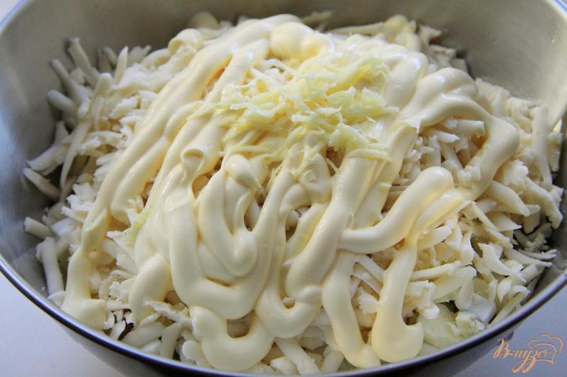 Фото приготовление рецепта: Салат с баклажанами, сыром и яйцами шаг №7
