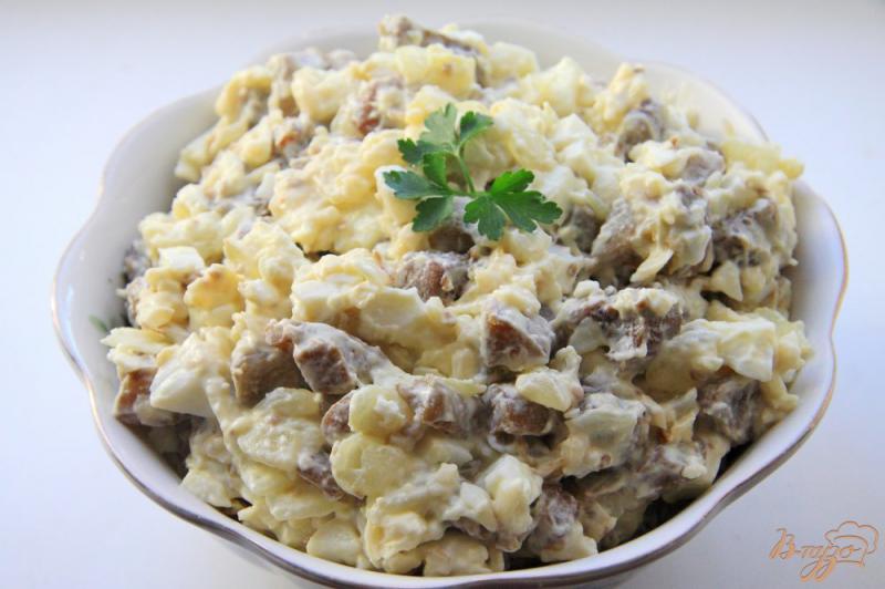 Фото приготовление рецепта: Салат с баклажанами, сыром и яйцами шаг №8