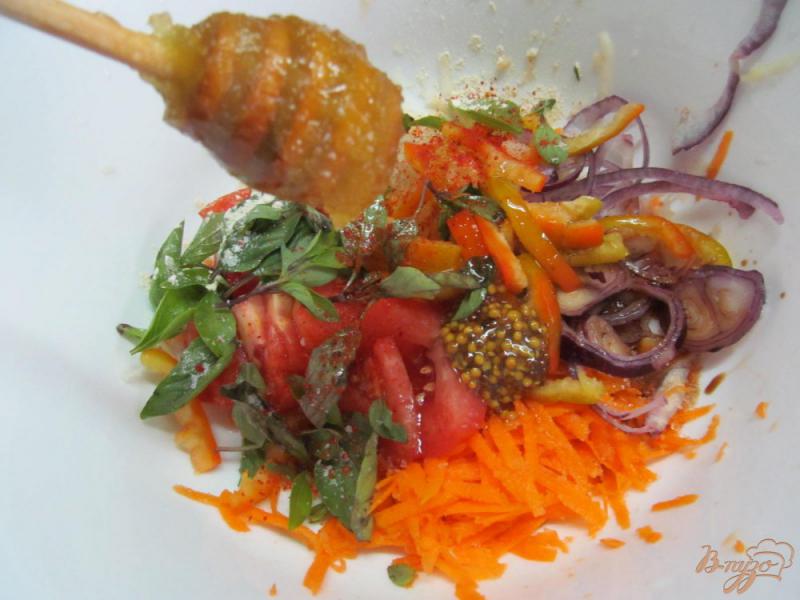 Фото приготовление рецепта: Салат из помидора моркови и кольраби шаг №4