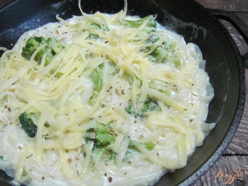 Фото приготовление рецепта: Спагетти с брокколи под соусом шаг №4