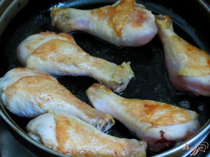Фото приготовление рецепта: Капуста тушёная с куриными голенями и помидорами шаг №1