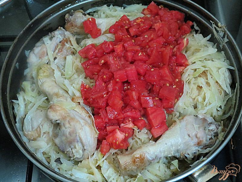 Фото приготовление рецепта: Капуста тушёная с куриными голенями и помидорами шаг №5