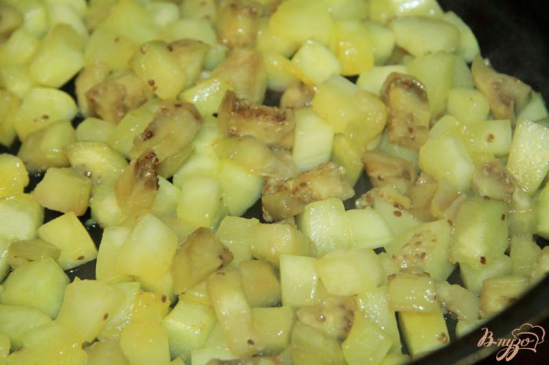 Фото приготовление рецепта: Кабачки и баклажаны, тушеные в сметане с сыром шаг №2