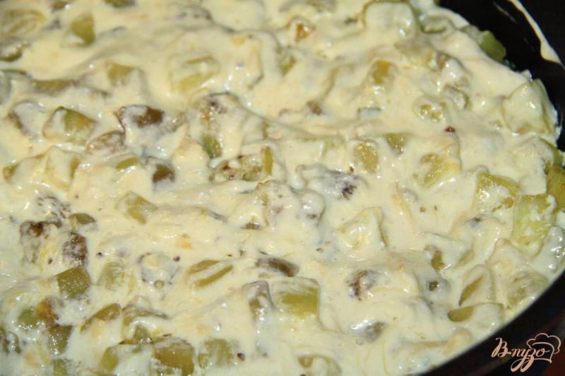 Фото приготовление рецепта: Кабачки и баклажаны, тушеные в сметане с сыром шаг №4