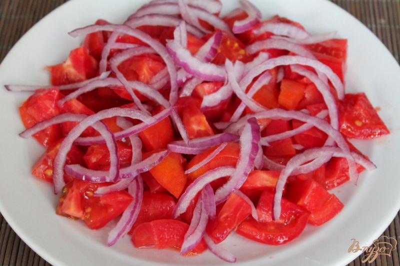 Фото приготовление рецепта: Салат из помидор с красным луком, брынзой и семенами льна шаг №2