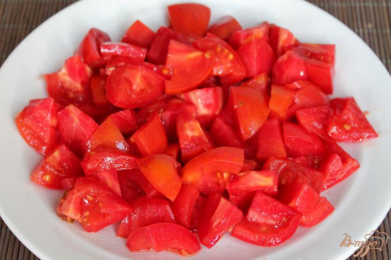 Фото приготовление рецепта: Салат из помидор с красным луком, брынзой и семенами льна шаг №1