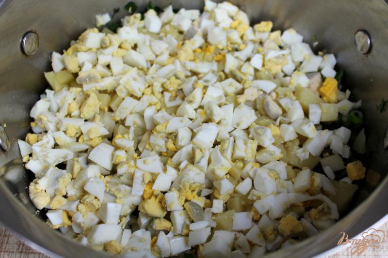 Фото приготовление рецепта: Окрошка на сметане с ароматом чеснока, перца и бальзамики шаг №2
