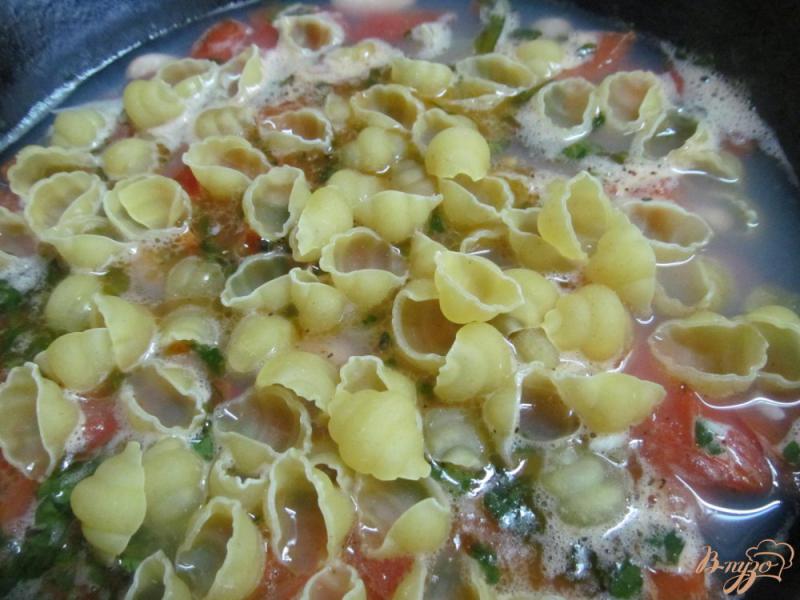 Фото приготовление рецепта: Мидии с макаронами и фасолью шаг №7