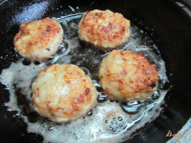 Фото приготовление рецепта: Куриные котлеты с плавленным сыром шаг №3