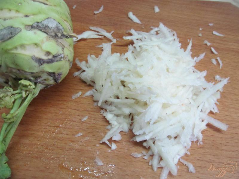 Фото приготовление рецепта: Винегрет с капустой кольраби и яблоком шаг №2