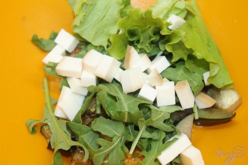 Фото приготовление рецепта: Салат с сыром, баклажанами и рукколой шаг №4
