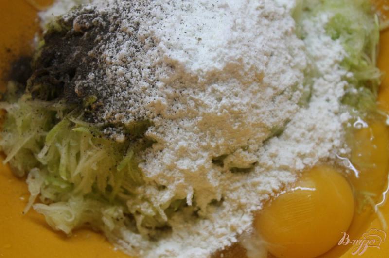 Фото приготовление рецепта: Кабачковые оладьи с базиликовым песто и перцем шаг №2