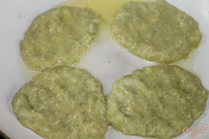 Фото приготовление рецепта: Кабачковые оладьи с базиликовым песто и перцем шаг №3