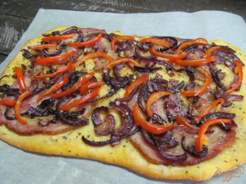 Фото приготовление рецепта: Пицца с свиным рулетом и карамелизированным луком шаг №6
