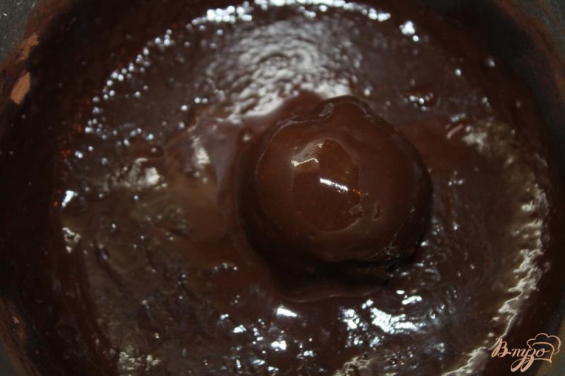 Фото приготовление рецепта: Шарики в шоколаде с малиной и абрикосом шаг №6