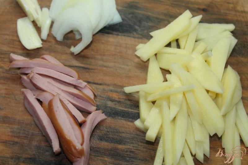 Фото приготовление рецепта: Картофель пай с сосисками и луком во фритюре шаг №1