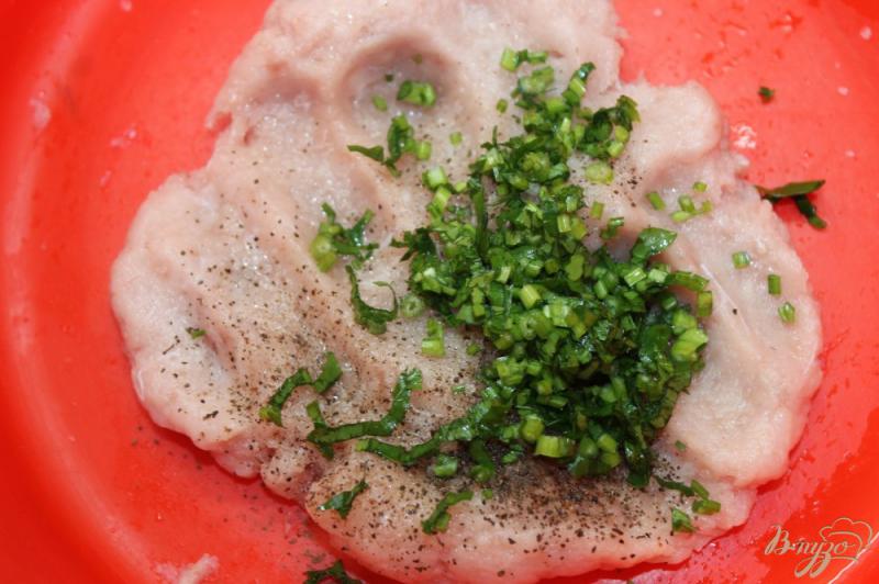 Фото приготовление рецепта: Рыбные котлеты с зеленью из фарша толстолобика шаг №3