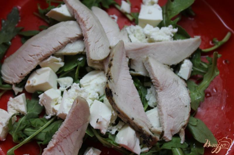 Фото приготовление рецепта: Салат из рукколы, куриного филе и сыра феты шаг №2