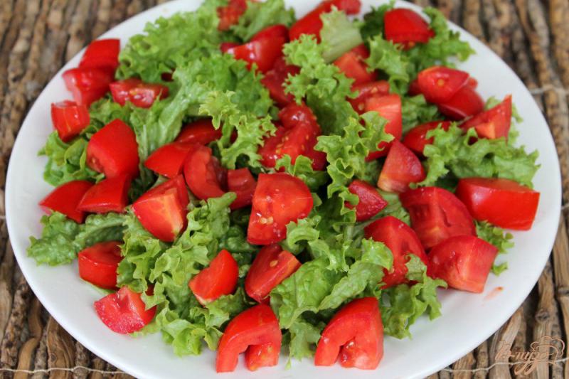 Фото приготовление рецепта: Зеленый салат с помидорами и охотничьими колбасками шаг №2